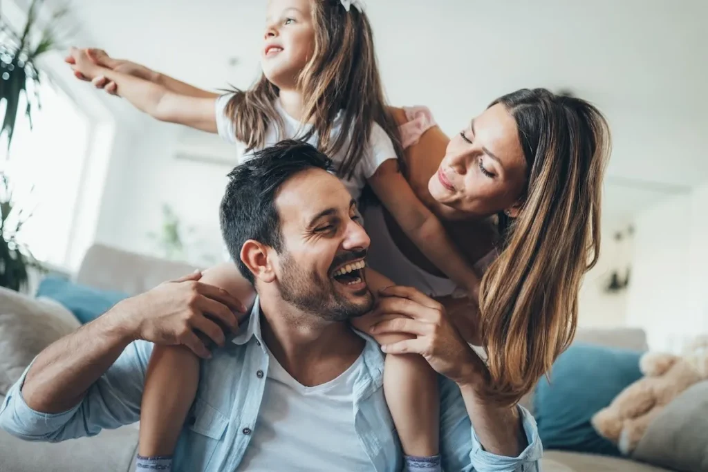 candid-family-laughing-in-home