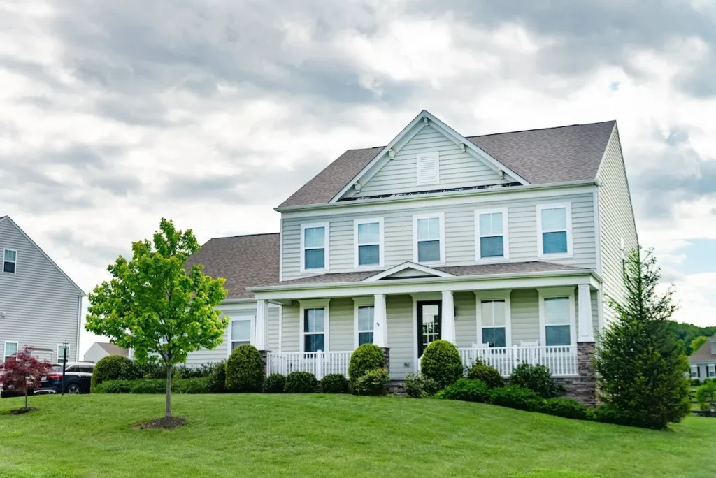 light-green-siding-asphalt-roofing-green-lawn-in-kennett-square