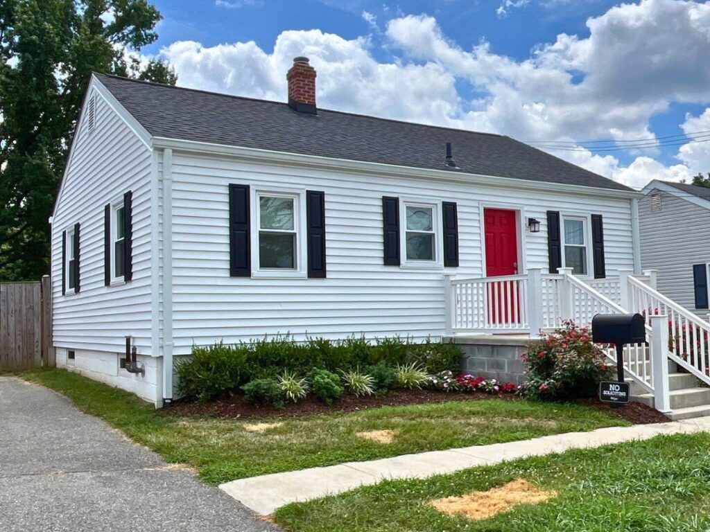 siding contractors bear de white small house