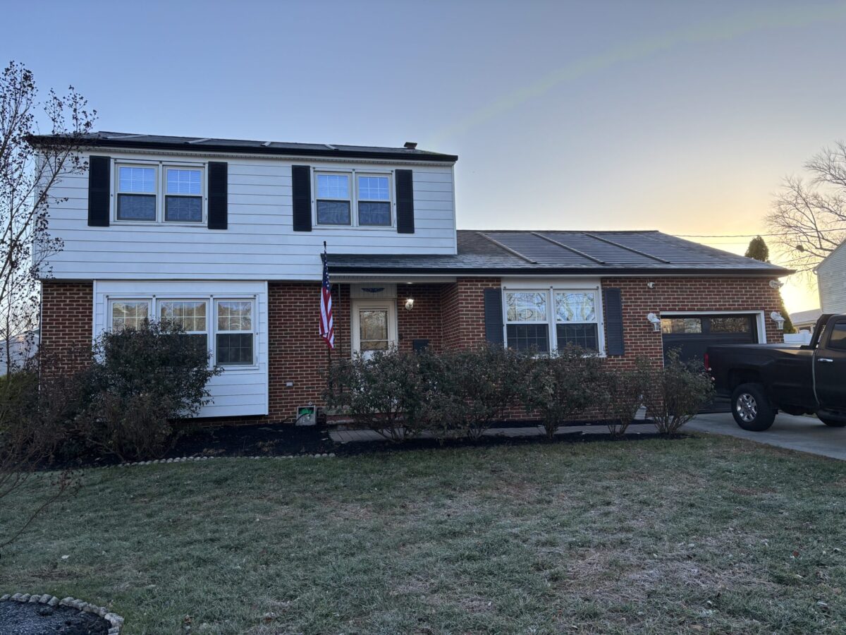 roofing company bear de white house and house with brick wall